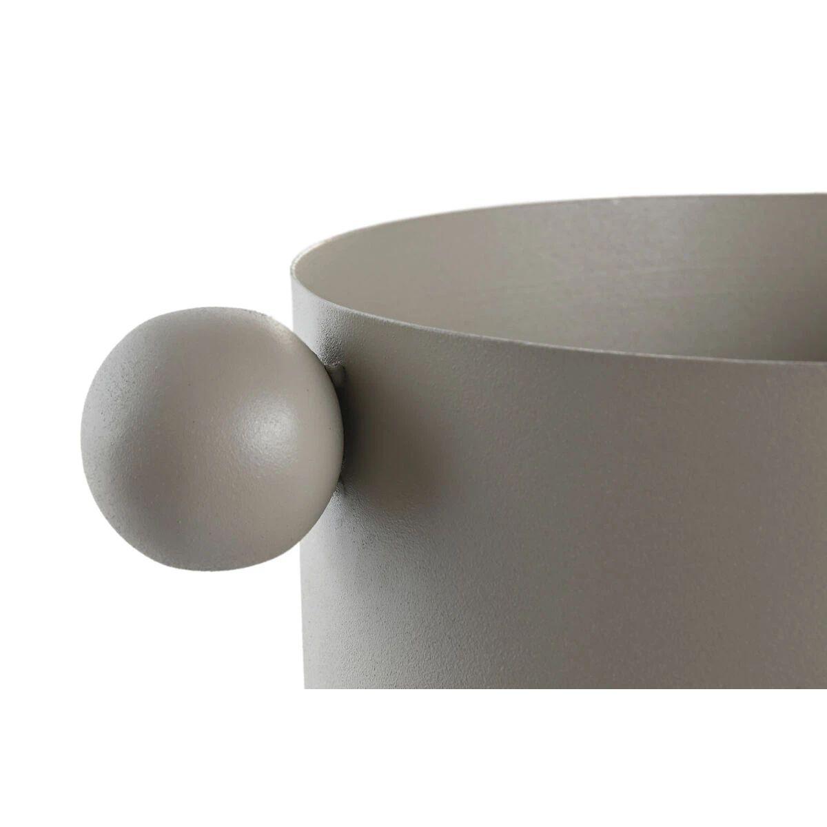 Grey pot edge with ball