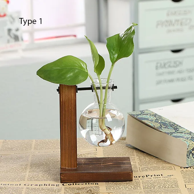 Eenvoudige buisvaas met een plant op een tafel