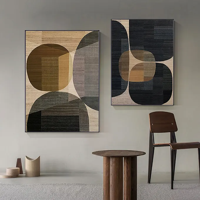 Tableau moderne géométrique dans une pièce de vie avec des décorations